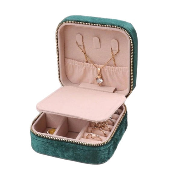 🍒3/$30 New Green Velvet Travel Jewelry Box - Picture 4 of 6